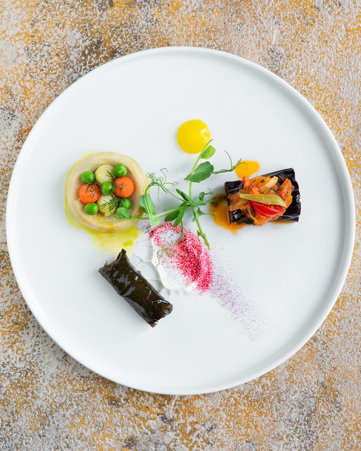 Tepeden çekilmiş, renkli ve minimal bir fine-dining sebze tabağı